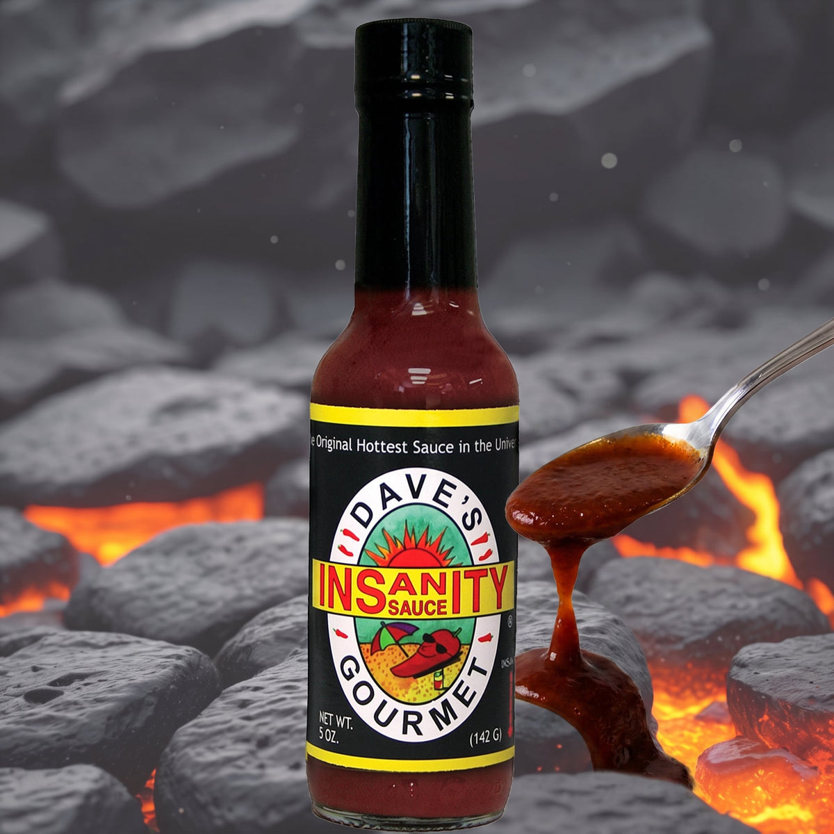 Dave's Gourmet Insanity Hot Sauce, primo piano con salsa su un cucchiaio