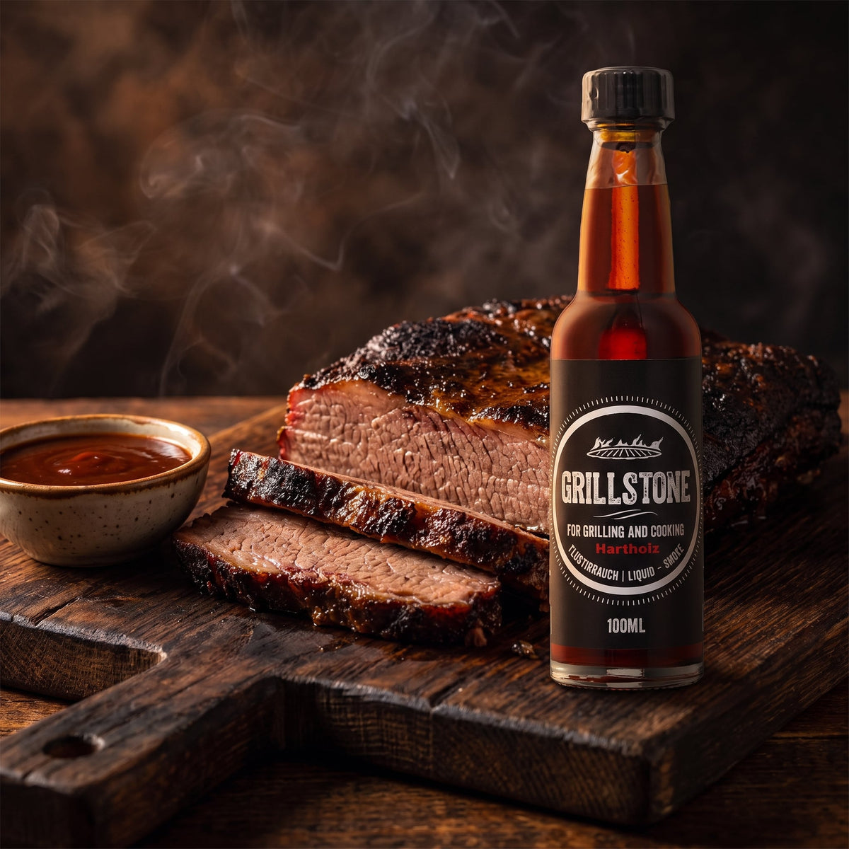 Grillstone Liquid Smoke Hartholz neben aufgeschnittenem Beef Brisket und BBQ-Sauce