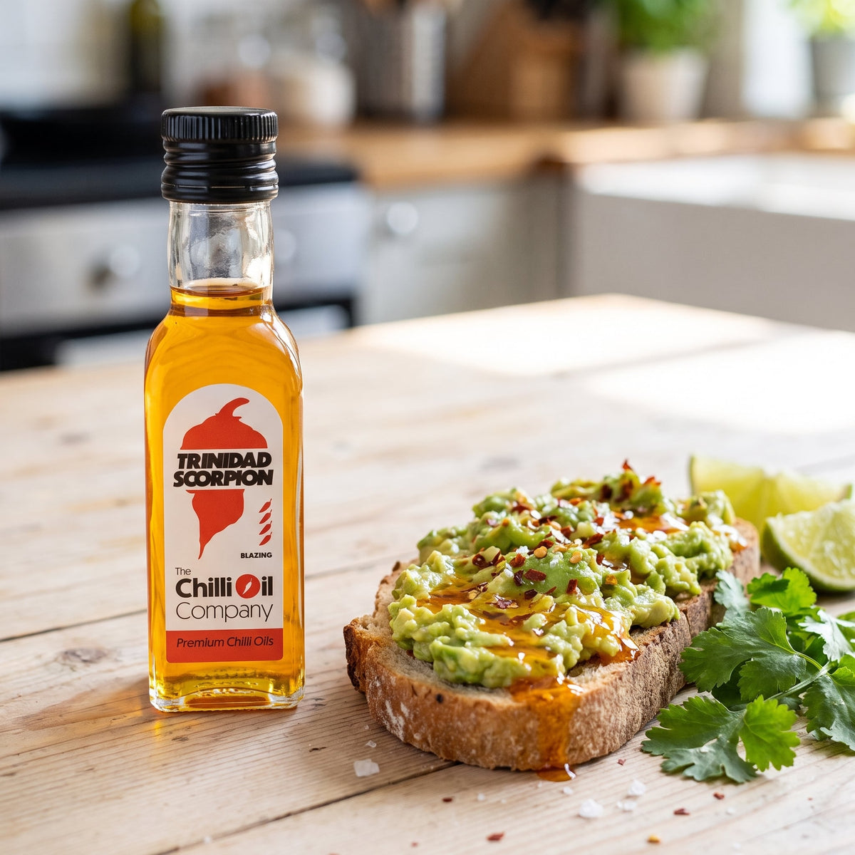 Trinidad Scorpion Moruga Chili-Öl neben Avocado-Brot mit Chiliflocken