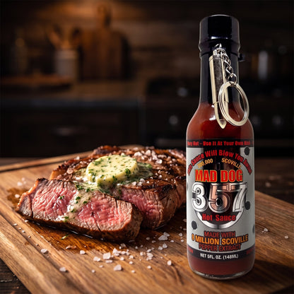 Mad Dog 357 Silver Edition Hot Sauce neben aufgeschnittenem Rumpsteak mit Kräuterbutter