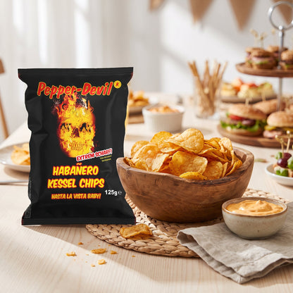 Pepper-Devil Habanero Kessel Chips Tüte neben einer Schüssel Chips und einem Dip
