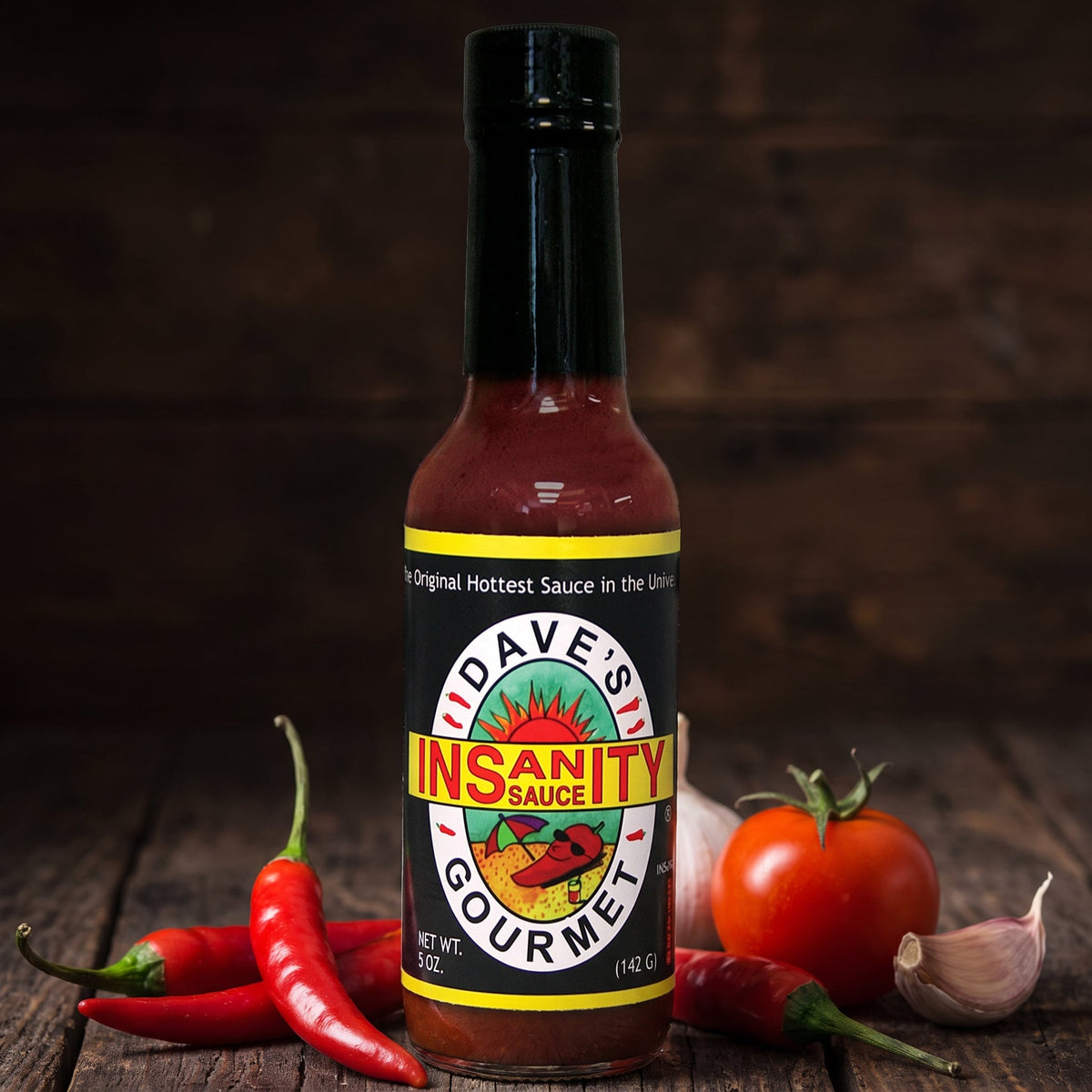 Bottiglia di Dave's Gourmet Insanity Hot Sauce con peperoncini freschi, pomodoro e aglio