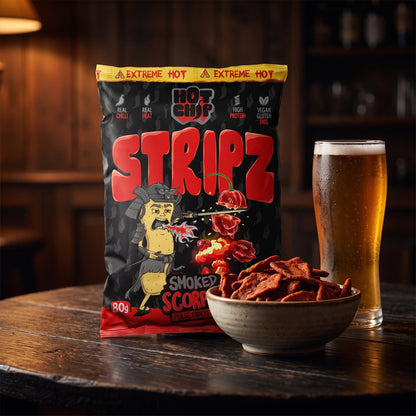 Hot Chip Stripz Smoked Scorpio Packung neben einer Schale Cracker und einem Glas Bier