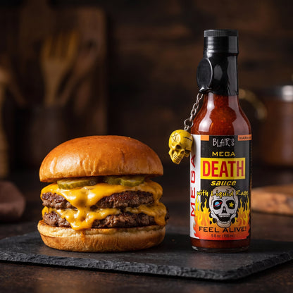 Blair's Mega Death Hot Sauce neben einem doppelten Cheeseburger auf Schiefer