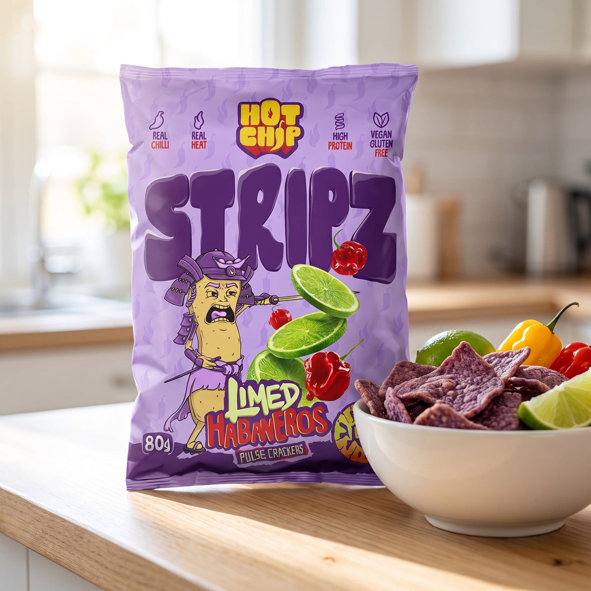 Hot Chip Stripz Limed Habaneros Packung neben einer Schale der Cracker mit Limetten