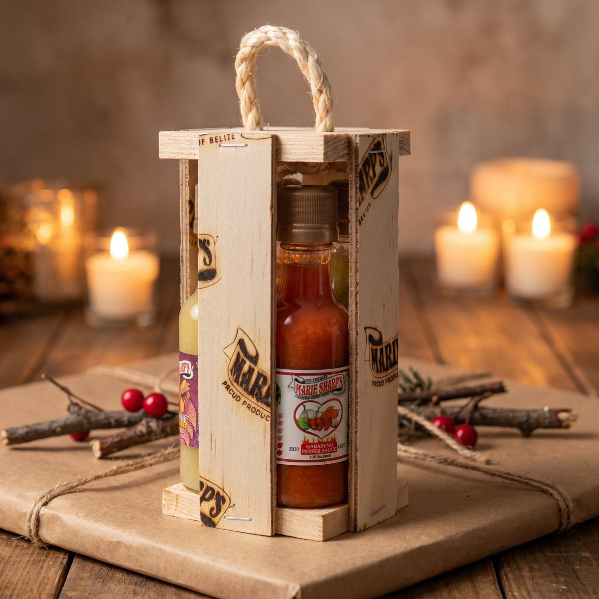 Marie Sharp's Four Little Geschenkset im Holzrahmen auf einem festlich gedeckten Tisch
