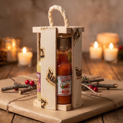 Marie Sharp's Four Little Geschenkset im Holzrahmen auf einem festlich gedeckten Tisch
