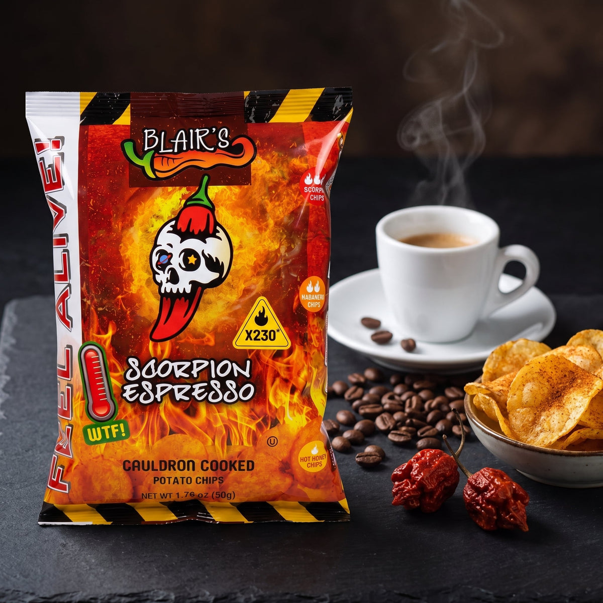 Blair's Scorpion Espresso Chips neben Espresso, Kaffeebohnen und Scorpion-Chilis