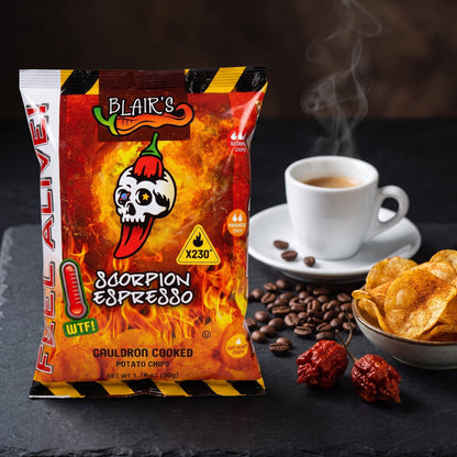 Blair's Scorpion Espresso Chips neben Espresso, Kaffeebohnen und Scorpion-Chilis