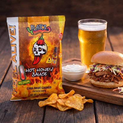 Blair's Hot Honey Sauce Chips neben Pulled-Pork-Burger, Sauerrahm-Dip und Bier