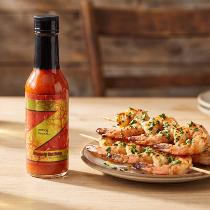 CaJohn's Z nothing beyond Hot Sauce neben gegrillten Garnelenspiessen mit Knoblauchbutter