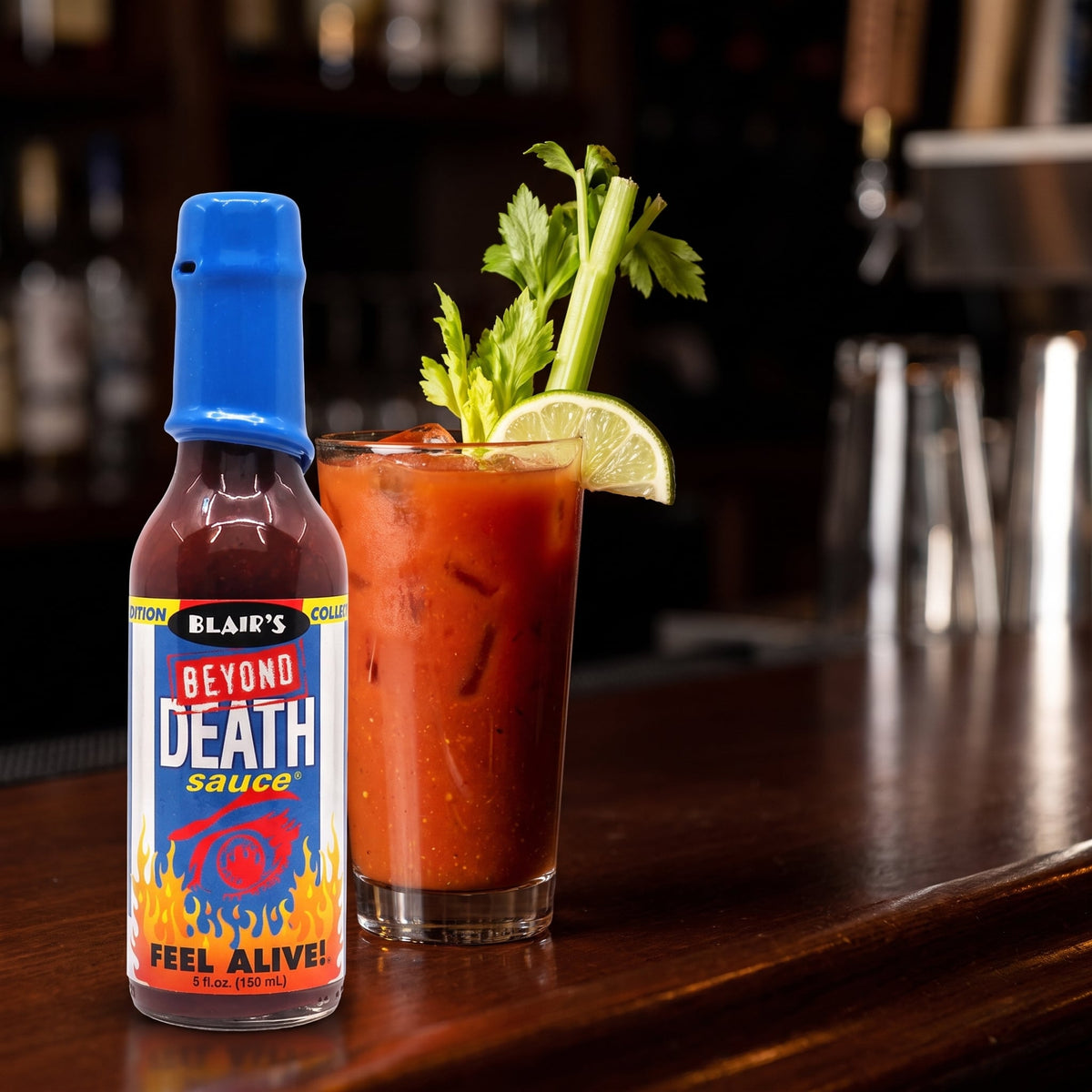 Blair's Beyond Death Hot Sauce an der Bar neben einer Bloody Mary mit Sellerie und Limette