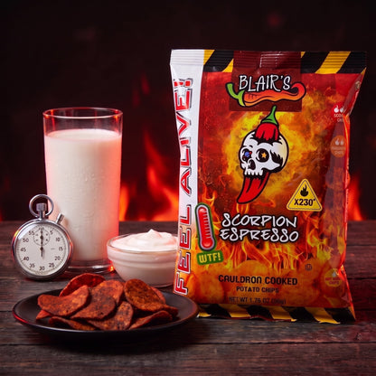 Blair's Scorpion Espresso Chips mit Milchglas und Stoppuhr für die Schärfe-Challenge