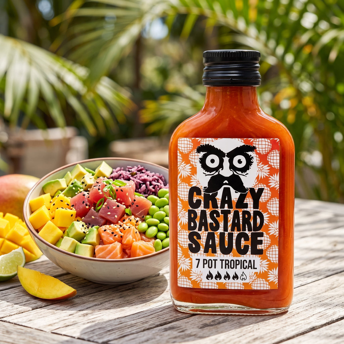 Crazy Bastard 7 Pot Tropical Hot Sauce neben einer Poke Bowl mit Lachs und Mango