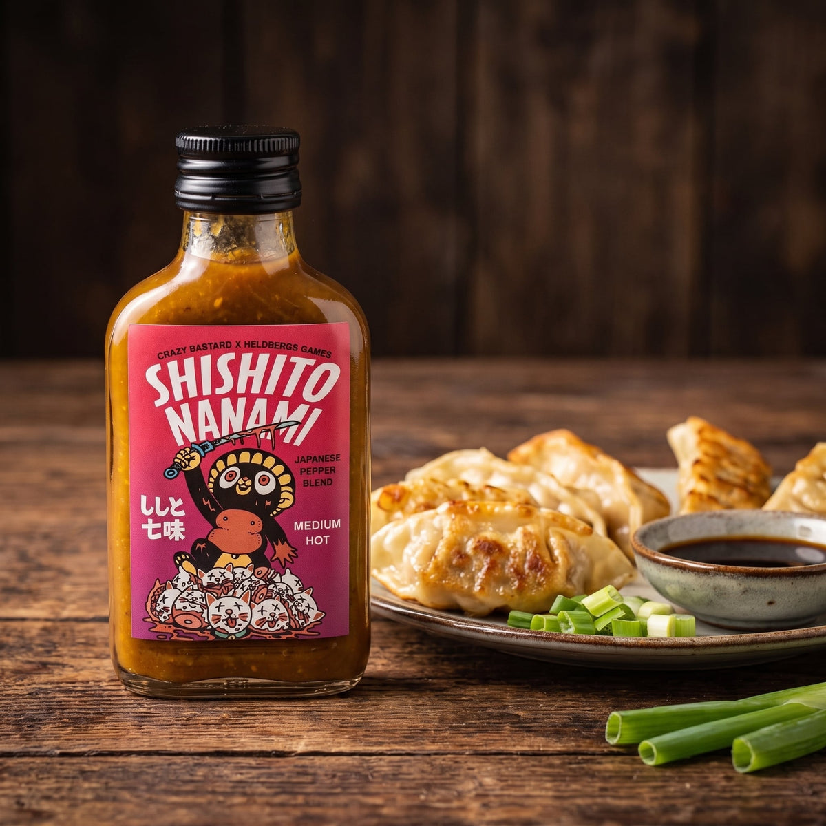 Shishito Nanami Hot Sauce neben gebratenen Gyoza mit Dip und Frühlingszwiebeln