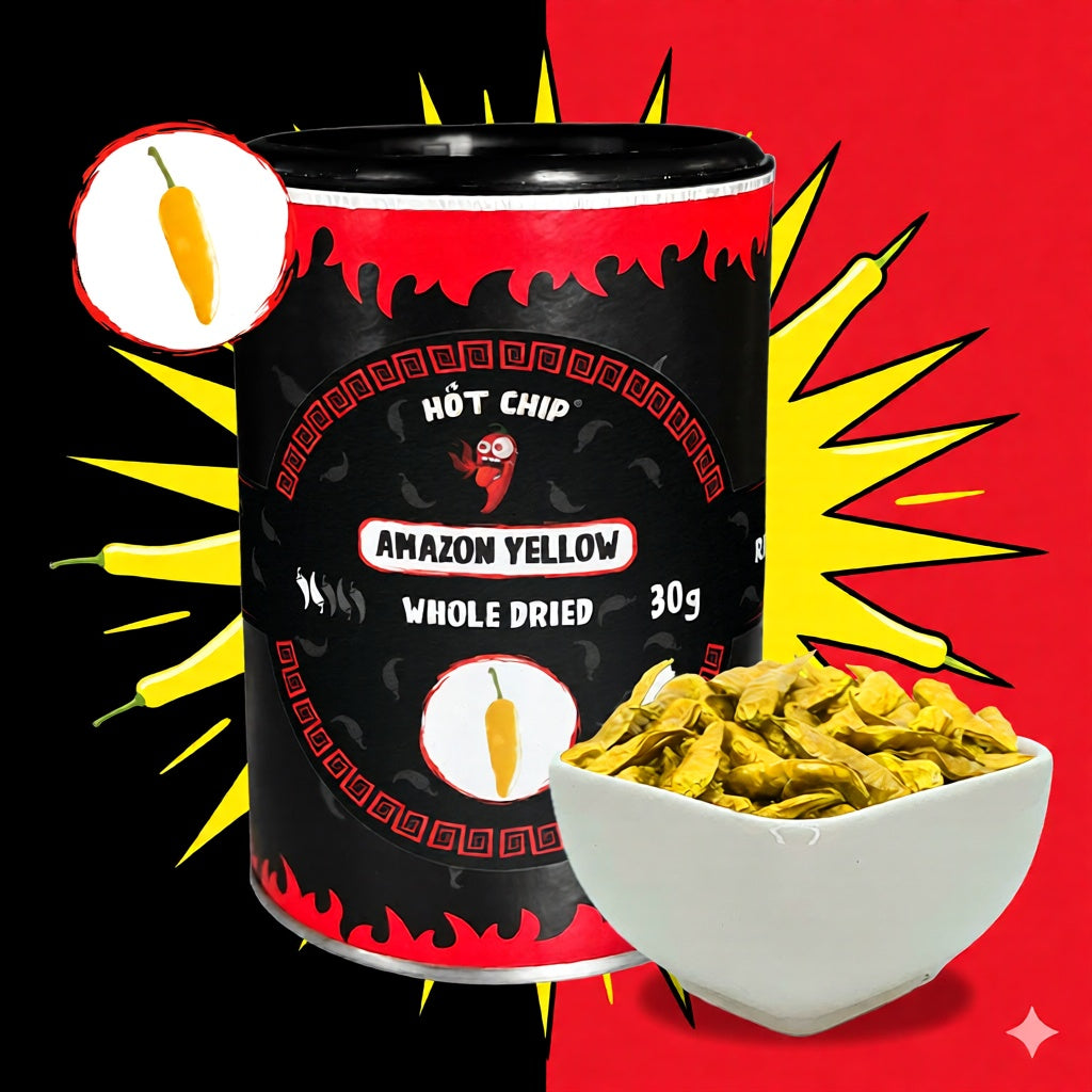 Hot Chip Amazon Yellow Dose neben einer Schale mit getrockneten gelben Chilis vor rot-schwarzem Hintergrund
