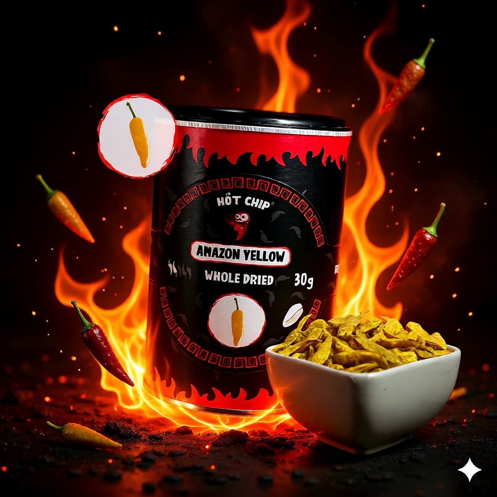 Hot Chip Amazon Yellow Dose neben einer Schale mit getrockneten gelben Chilis vor Flammen