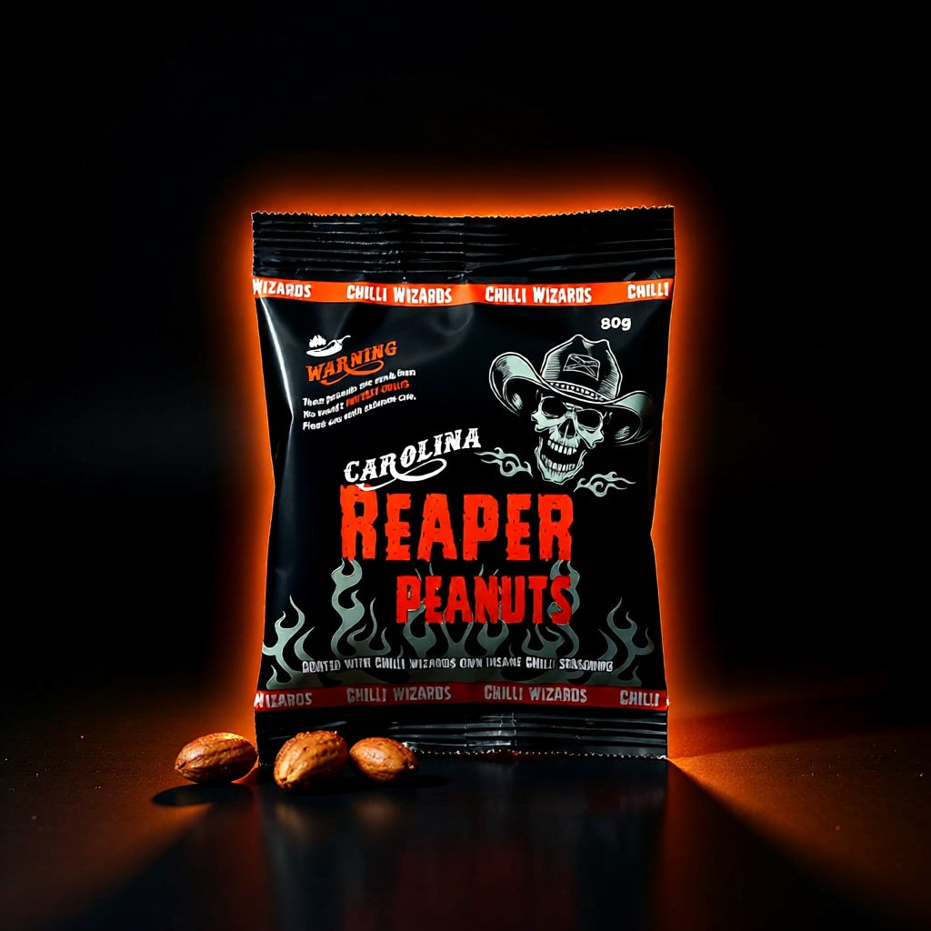 Chilli Wizards Carolina Reaper Erdnüsse im Beutel neben Erdnüssen vor dunklem Hintergrund