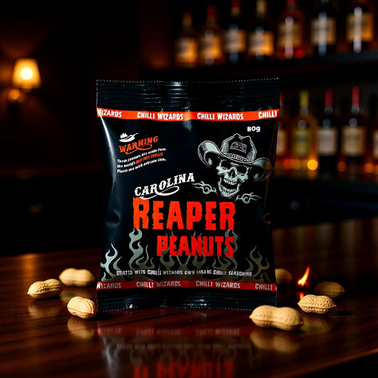 Chilli Wizards Carolina Reaper Erdnüsse im Beutel neben Erdnüssen auf einer Bartheke