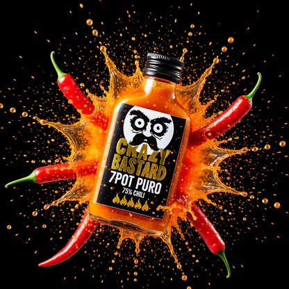 7Pot Puro Chili Sauce Flasche in einer Spritzerkrone aus Sauce neben roten Chilischoten