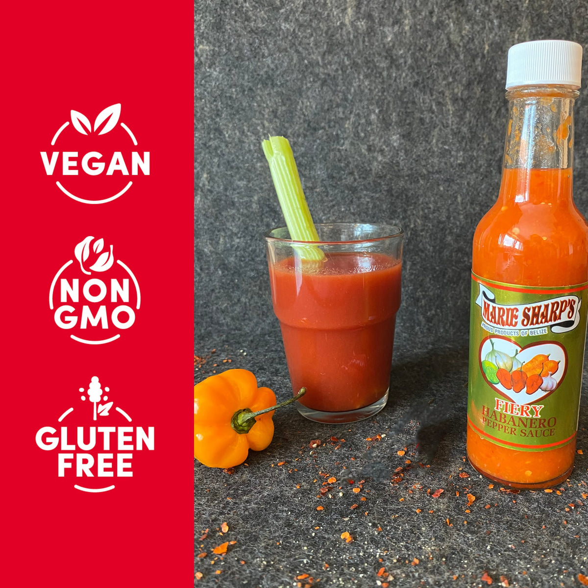Marie Sharp's Fiery Hot Habanero Sauce neben einem Tomatendrink mit Stangensellerie und einer Habanero