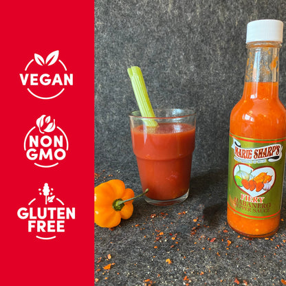 Marie Sharp's Fiery Hot Habanero Sauce neben einem Tomatendrink mit Stangensellerie und einer Habanero