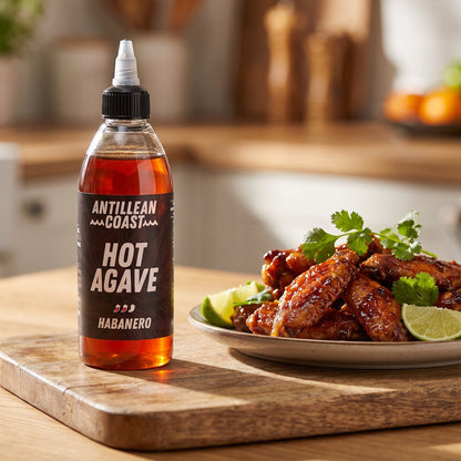 Hot Agave Habanero Sauce neben glasierten Chicken Wings mit Limette und Koriander