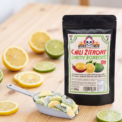 Chili Zitrone Limette Bonbons Beutel neben einer Schaufel Bonbons und Zitronenscheiben
