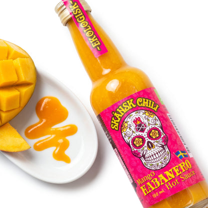Skånsk Chili Mango Habanero Hotsauce, Nahaufnahme mit Sauce und Mangostücken