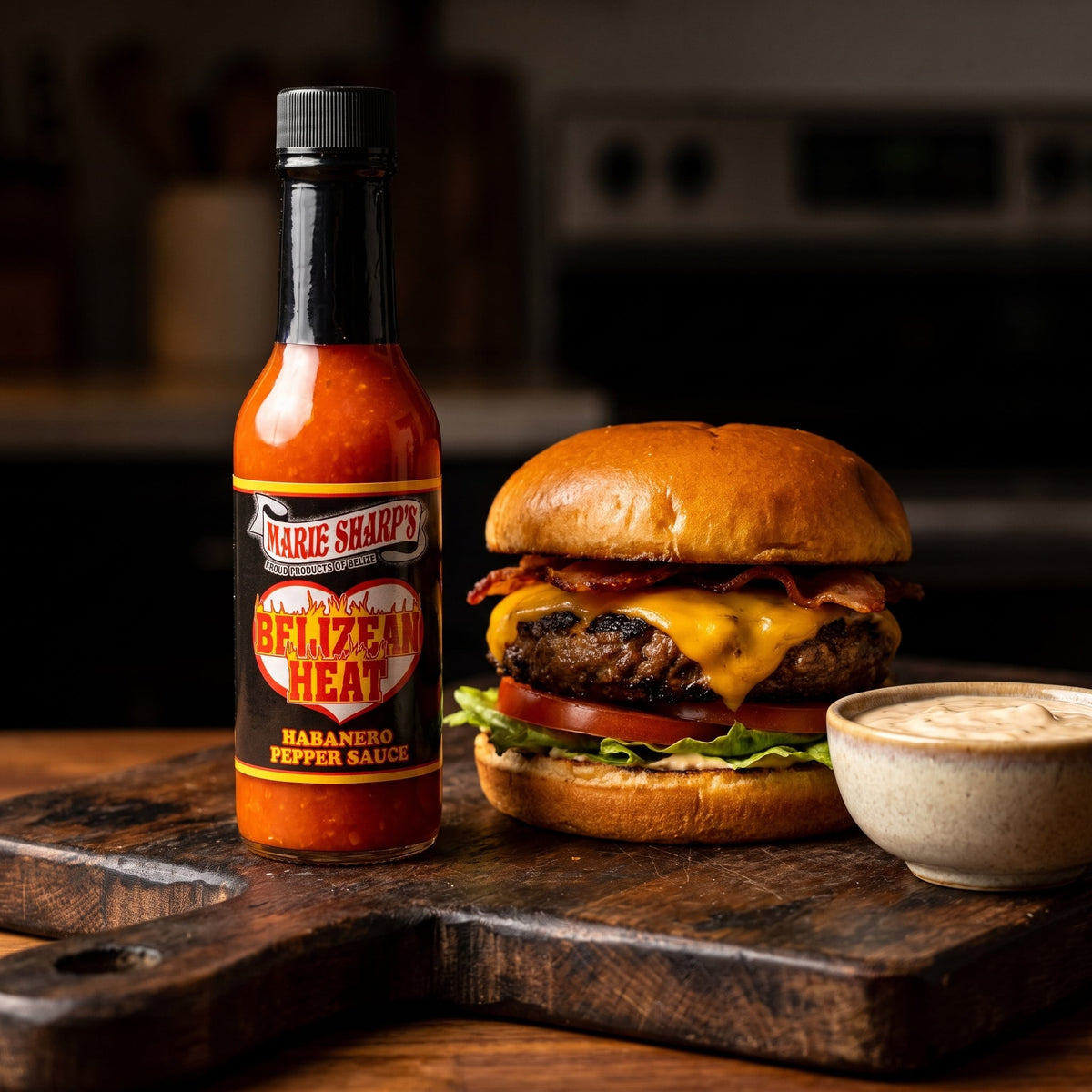 Marie Sharp's Belizean Heat Habanero Sauce neben einem gegrillten Burger mit Käse