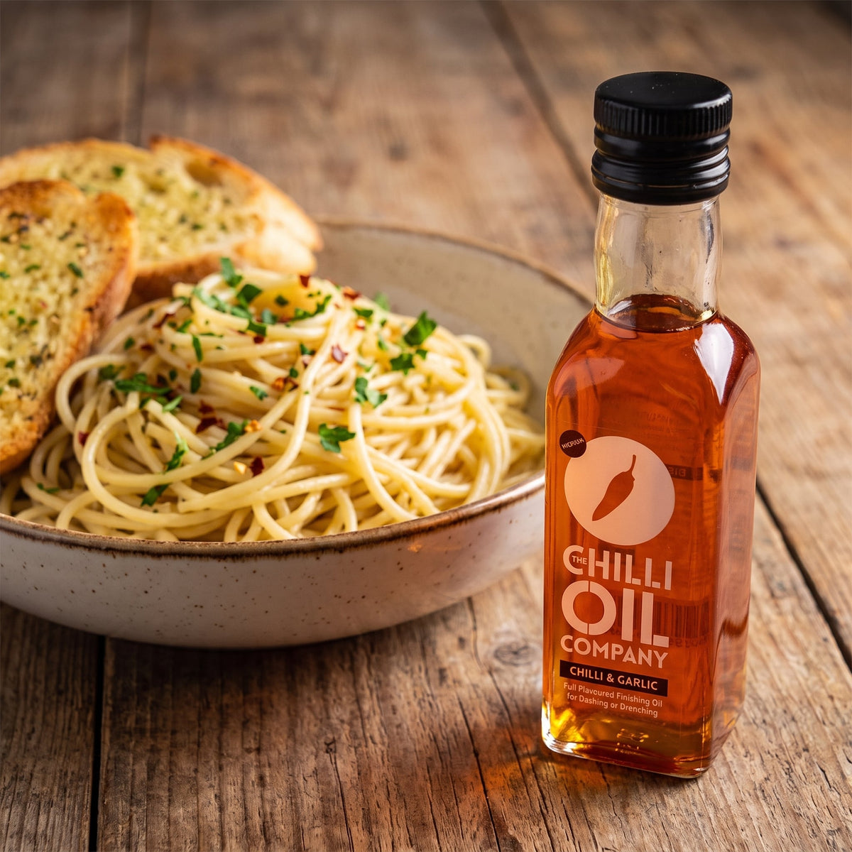 Chili und Knoblauch Chili-Öl neben Spaghetti aglio e olio und Knoblauchbrot