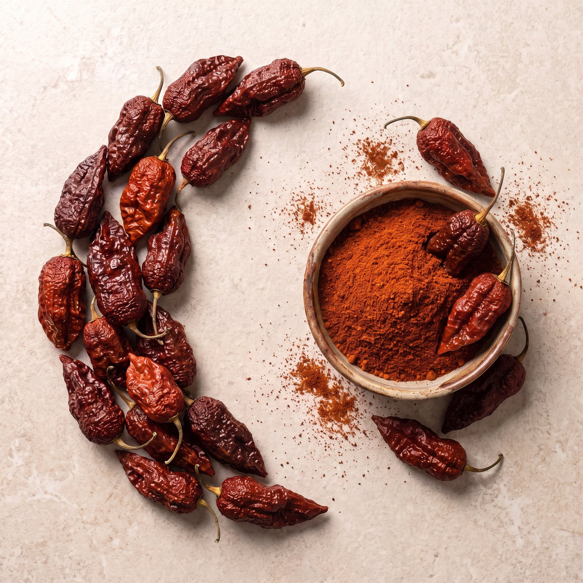 Naga Bhut Jolokia Chilipulver mit getrockneten Ghost-Pepper-Schoten auf Holzuntergrund