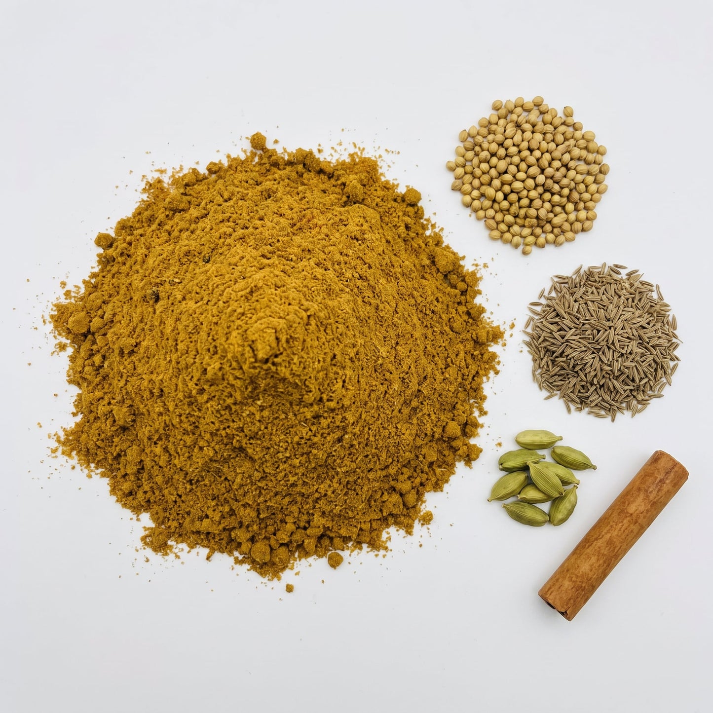 Madras Curry Powder mit ganzen Gewürzen wie Koriander, Kreuzkümmel, Kardamom und Zimt